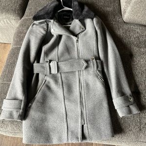 Express woman’s trench coat